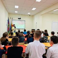 Наши обучающиеся и педагоги собрались, чтобы почтить память героев, отстоявших свободу и независимость нашей Родины.