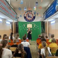 заместитель директора Тукан О.В. с приветственной речью для ребят 
