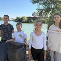 ребята на уборке территорий 